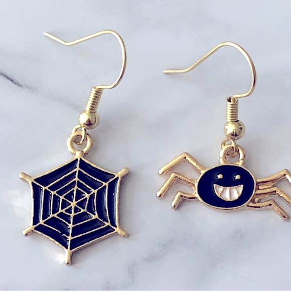 New Halloween Spider and Web Mismatched Dangling Drop Dainty Earrings Costume - Picture 1 of 5